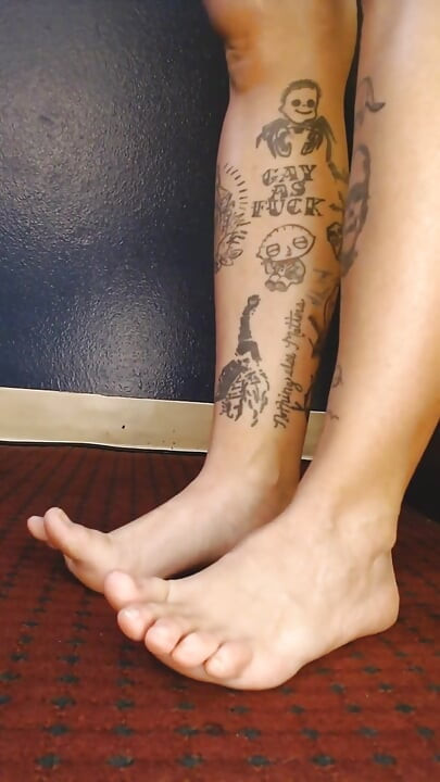 Voeten tatoeages teen wiebelen op blote voeten