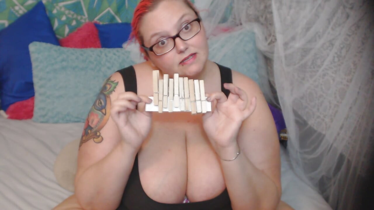 Sara Star enseña tortura de pelotas en casa - vintage vid