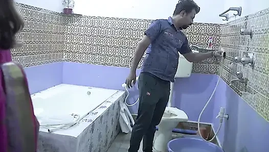 Lalit mistri nal thik krne aaya tha, akeli bhabhi ko pel diya