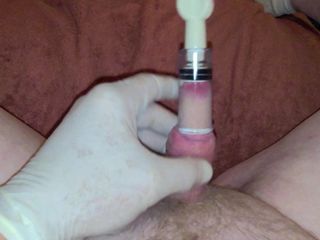 Mikro erekce penisu s pumpičkou na bradavky ..