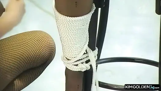 Sinnliche Bondage mit prallen Bruesten