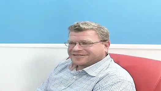 Schöne fröhliches loch von amateur-fotze erwartet weit offen für fetten schwanz, den es fickt