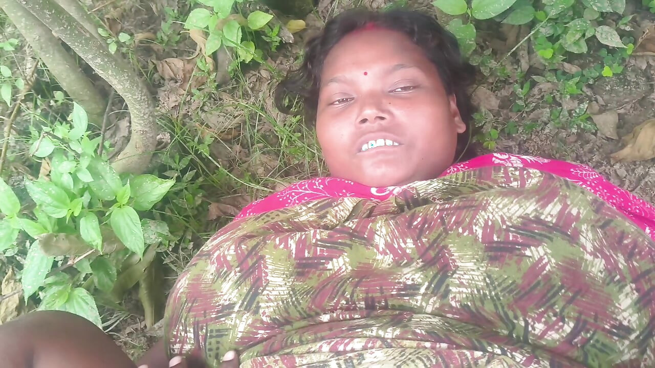 Bhabhi ko jungle mein le jakar chudai ki outdoor