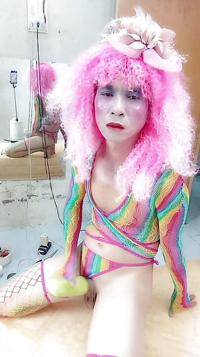 Transgender Le memakai pakaian seksi dan bermain cawan seks. Tin tiruan