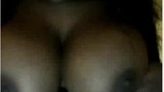 Meu amigo morgam me mostra na webcam seus peitos grandes
