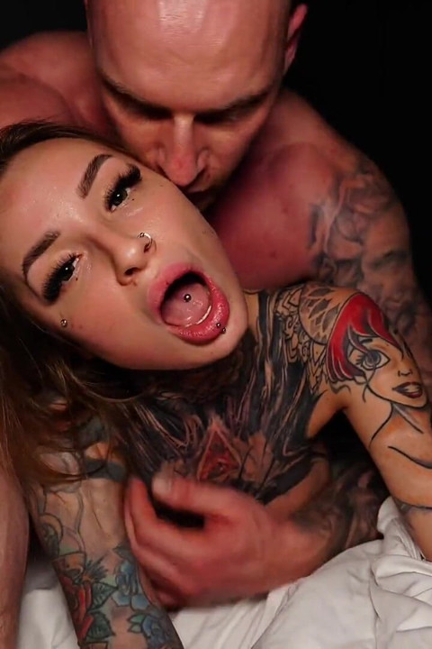 La fille a eu une grosse bite dans la bouche et la chatte, et après avoir éjaculé - un autre jet de sperme dans l’œil
