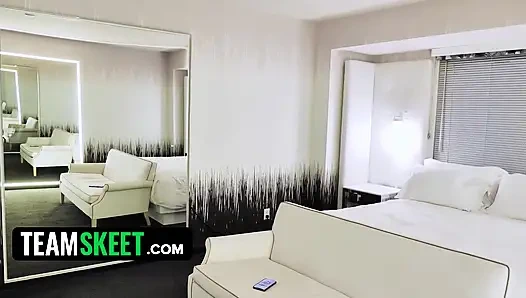 Lilly Hall ile gece geç saatlerde - telefon çaldığında kıyafetler çıkıyor