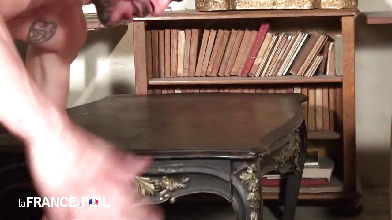 Puta turística em Paris não tem medo de uma garganta profunda