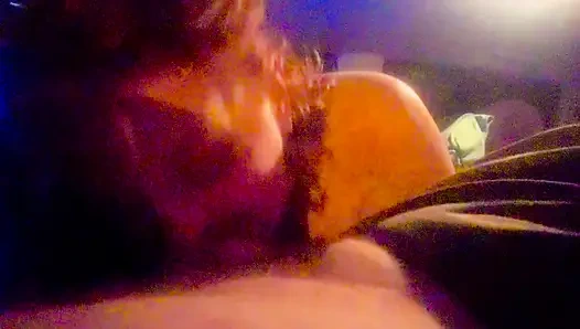 Sexy rothaarige Liz Lane gibt Lund Van Name einen weiteren erstaunlichen halsfick-blowjob und dann stellen wir es auf einen fußjob um