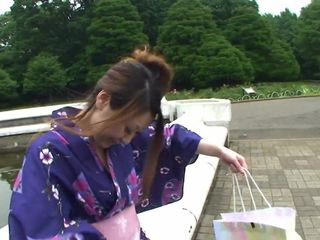Nóng geisha trong đồng phục hút vòi nước trong các toilet