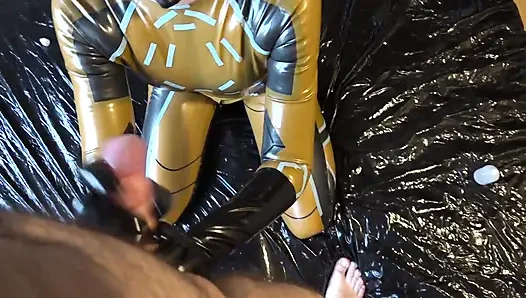 Danielle в латексе пробует кончить на лицо в латексной маске