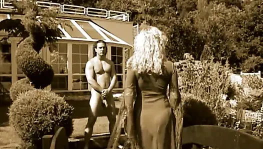 Ateşli büyük memeli orta yaşlı seksi kadın klasik büyük yarakla götten sikiliyor ve ağzına boşaltıyor