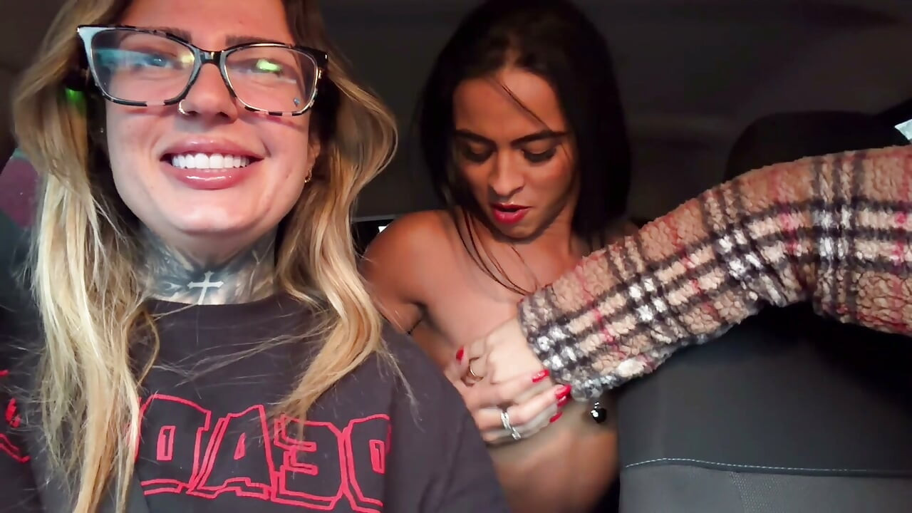 The Brazilian gas station attendant accepted to be a porn actress and showed her breasts in the moving car