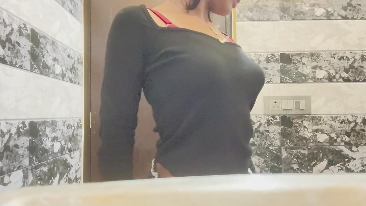 Une bombasse sexy montre ses seins dans la salle de bain
