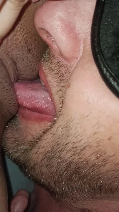 Amateur couple, hubby licks his pregnant wife’s pussy