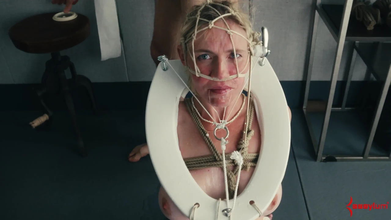 人厕所吞下数十个负载，并被粗暴地操脸和屁股