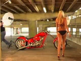 摩托车喜欢金发女郎