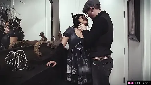 Raven Reverie лижет очко и получает кримпай