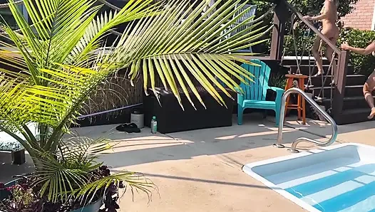 Dua tante nakal ini lagi asik ngentot dan ngentot kontol sampai mengerang keenakan