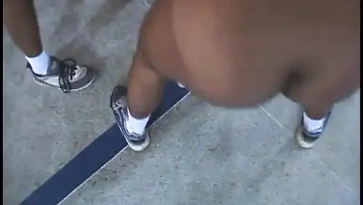 İki sarışın hatun bir grup azgın adam arasında paylaşılıyor