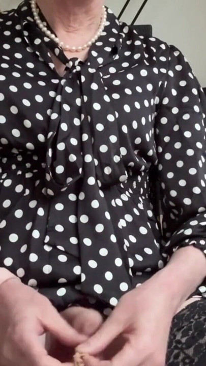 Sekretärin kommt im polka-dot-kleid | Clip 1