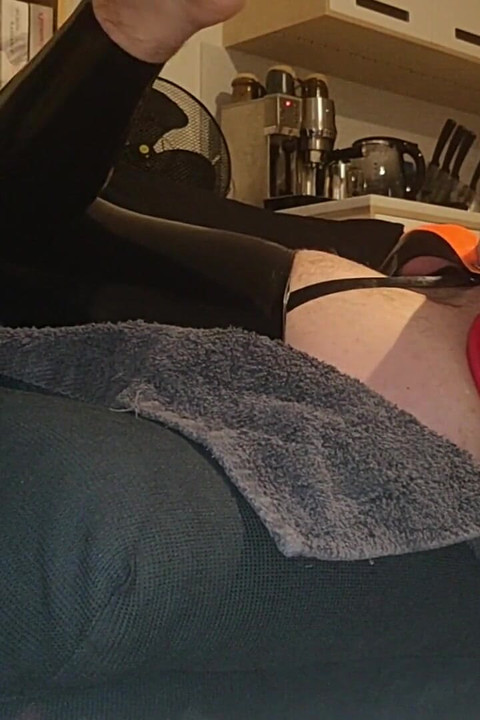 Rubber Twink Self-fisting