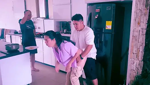 Mein Freund hilft meiner Frau, weil sie ertrinkt