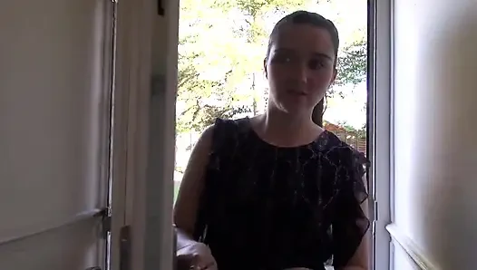 Küçük memeli büyük götlü esmer kanepede sert sikiliyor