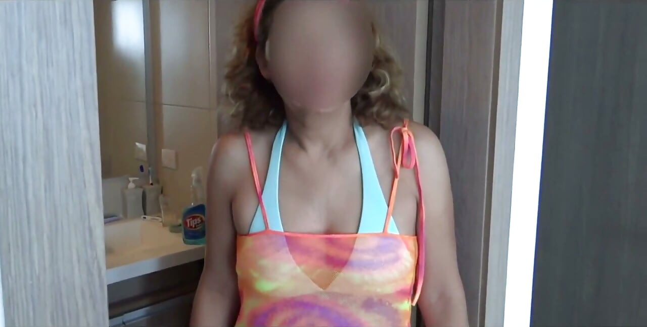 해변에서 수영복을 입은 58세 라틴계 마누라