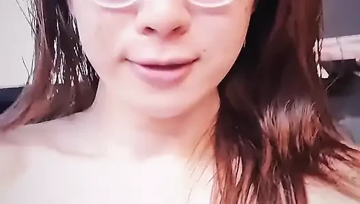 Kendime dokunuyorum, izleme zevkin için eğleniyorum