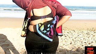 Istri memamerkan belahan dadanya di pantai terbuka