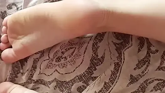 Ev yapımı videolar güzel bacaklarıma boşalıyor ve boşalıyor