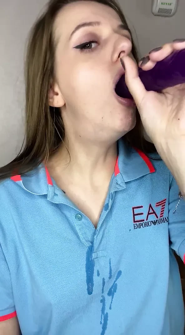 DEEP SUCTION OF A DOUBLE DILDO FROM A CUTIE