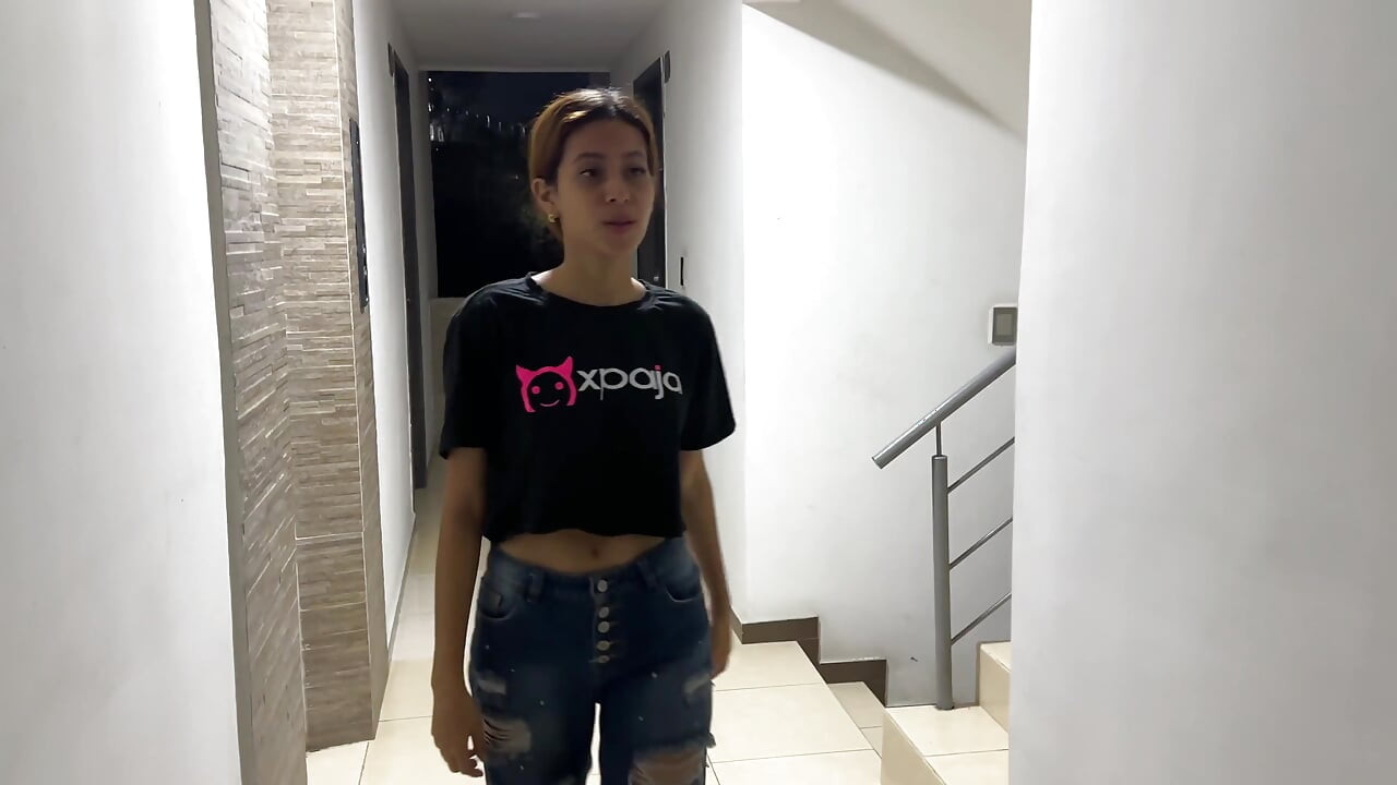 나는 내 가장 친한 친구가 내 속옷 차림으로 자위하는 걸 본 후 세게 섹스했다.