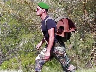 Auf dem berg reitet eine rothaarige schlampe einen Soldaten in einer Cowgirl-Pose