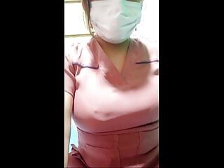 Die schöne Krankenschwester flirtet mit ihrem Chef, während sie ein Videoanruf führen, sie zeigt ihm ihre süßen jugendlichen Titten