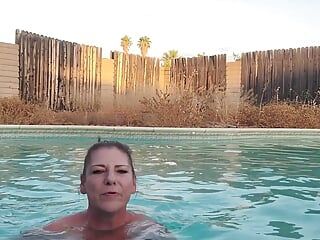 裸体熟女在游泳池里吸烟
