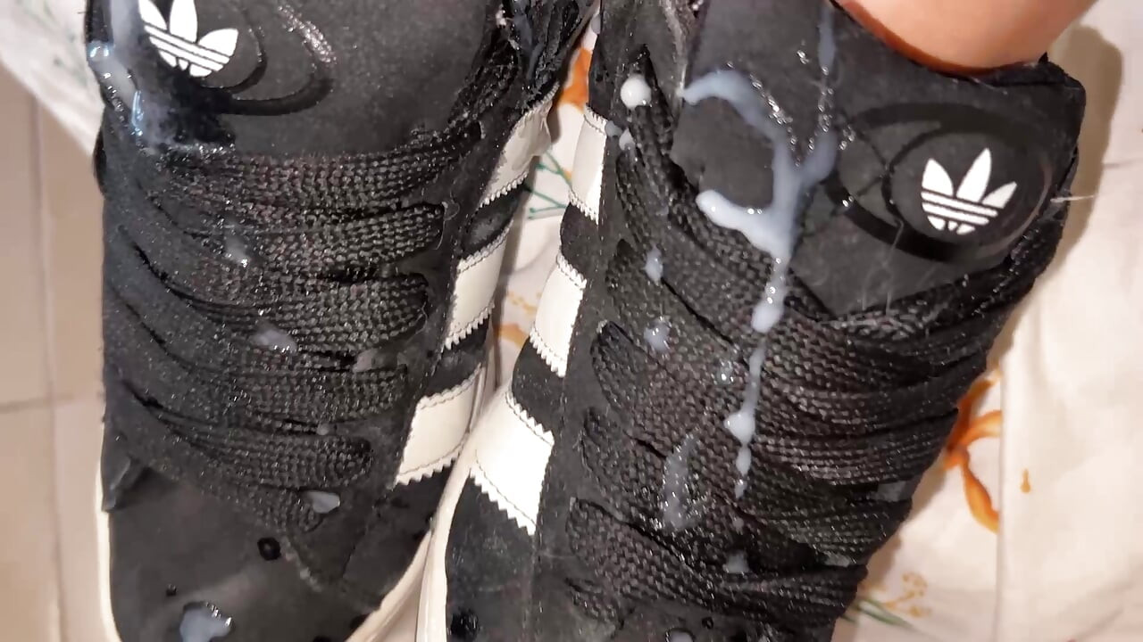 Setelah nyepong kontol, cewek ini minta aku crot di sepatunya