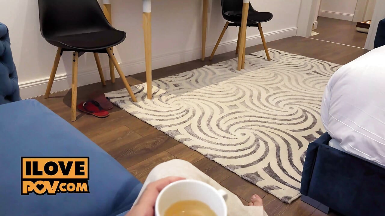 Prachtig en verlegen meisje Lia Lin zuigt pik en slikt sperma