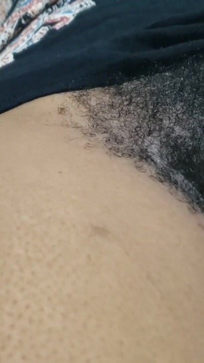 Tante seksi dengan memek dan pantat paling berbulu yang pernah kamu lihat | Klip 1