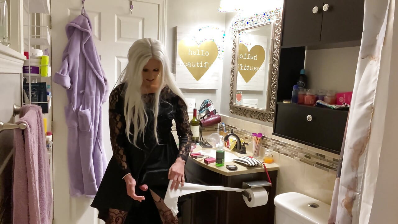 Emo Crossdresser Sätter på Buttplug och runkar av