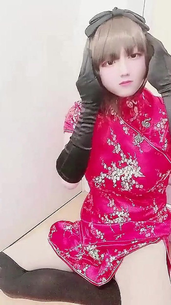 Uzbudljiv trenutak iz filma "Japanski crossdresser Miya masturbira u kineskoj crvenoj haljini 8"