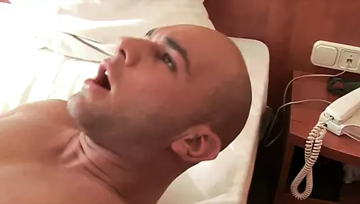 Эта Пышногрудая Девушка Сначала Пожирает Член, А Потом Её Трахают