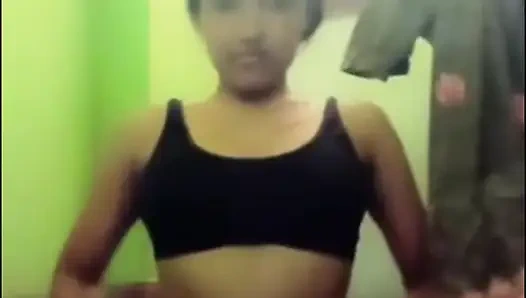 18+ Hintli genç kız banyodan sonra orgasam'ı parmaklıyor hintli köylü kadın kremsi amcık