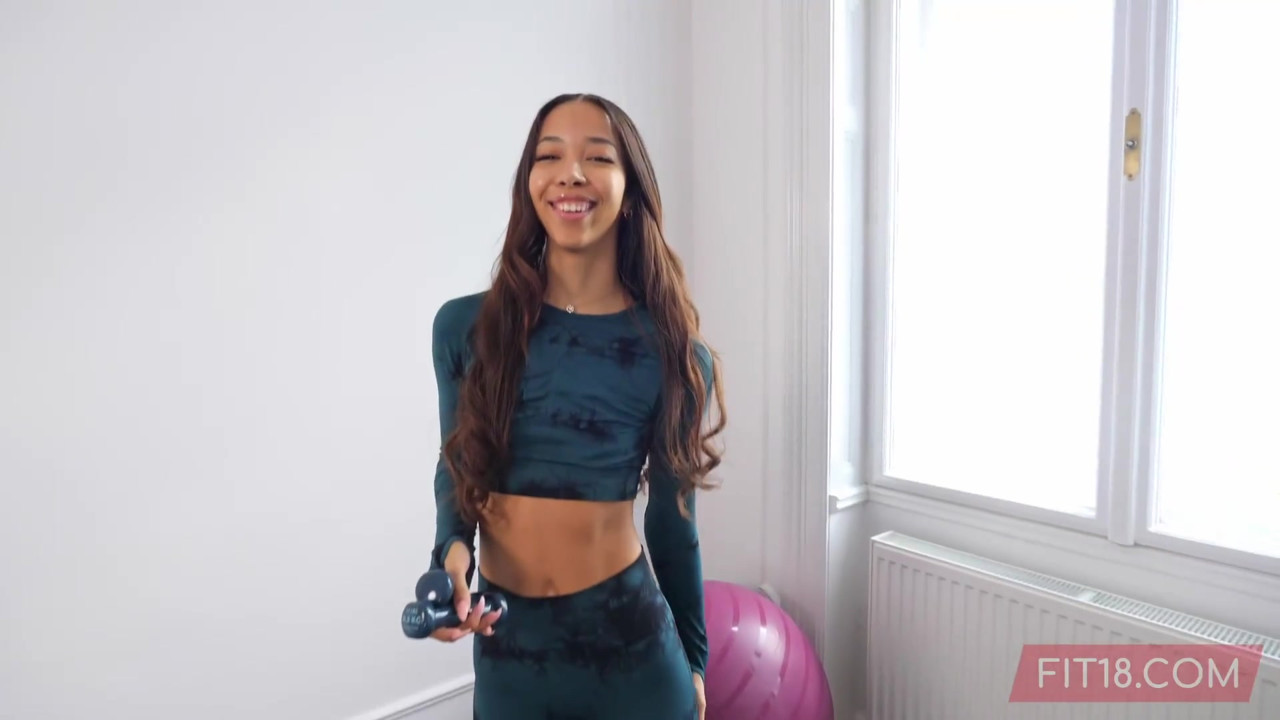 多民族のブラジル系ロシア人フィリピン人リア・リンが借金を支払うためにジムの所有者と性交