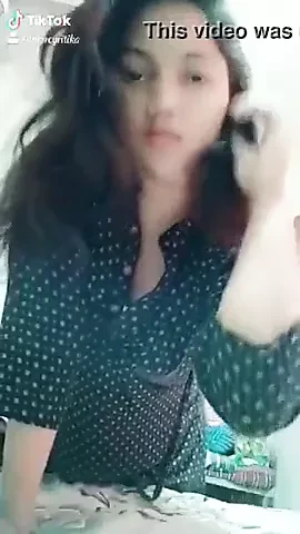 Ragazza indiana nuda mostra tette tettone