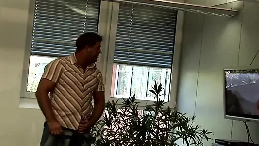 Cewek binal perancis dengan toket besar didobel penetrasi di seks threesome