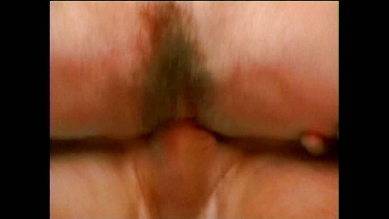 Une fausse bite puis une vraie bite dans sa chatte poilue