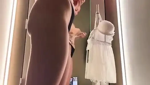 Crazy jucielussie in the public changing room