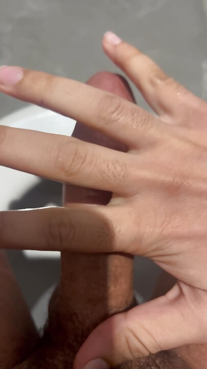 Después de ver a mi hermanastra caliente me masturbé en el baño